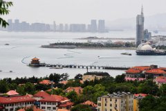 Tourism in Qingdao heats up in hot summer days