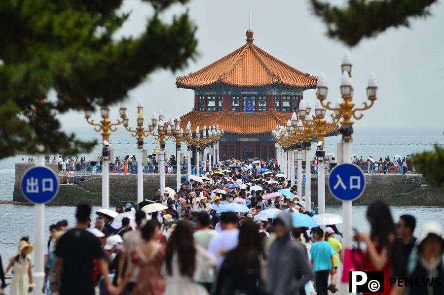 Tourism in Qingdao heats up in hot summer days