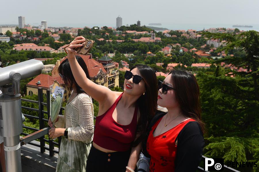 Tourism in Qingdao heats up in hot summer days