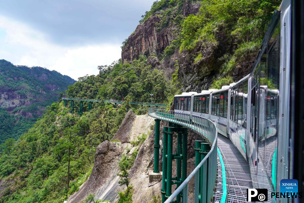 "Cliff shuttle trains" to provide unparalleled travel experience in east China