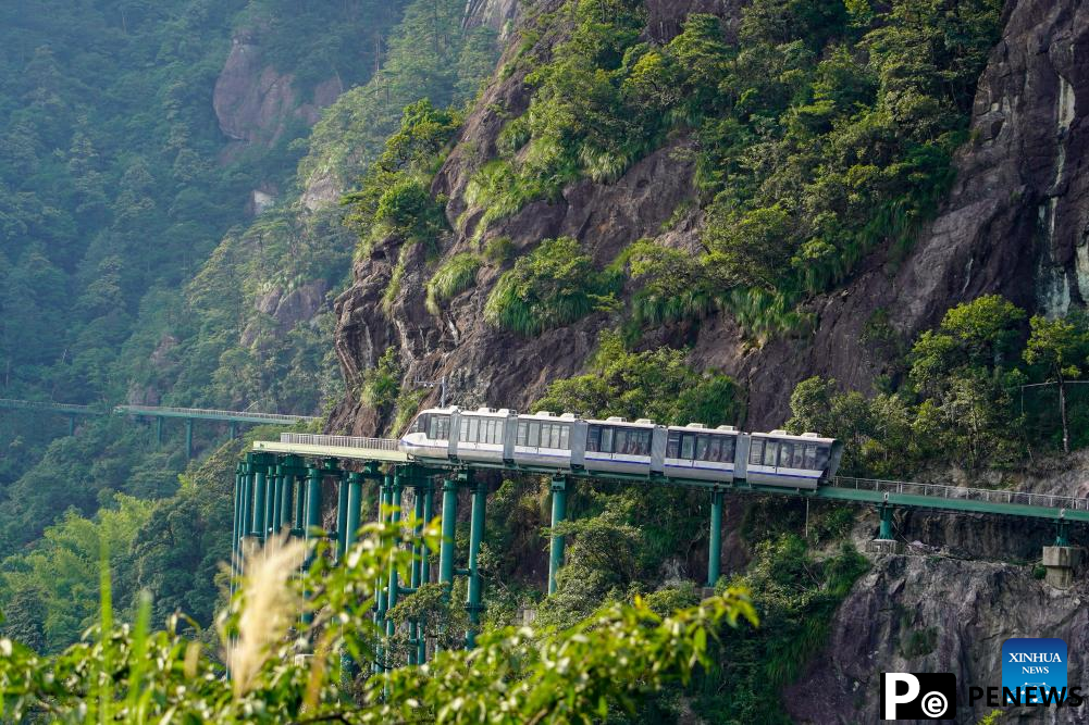"Cliff shuttle trains" to provide unparalleled travel experience in east China