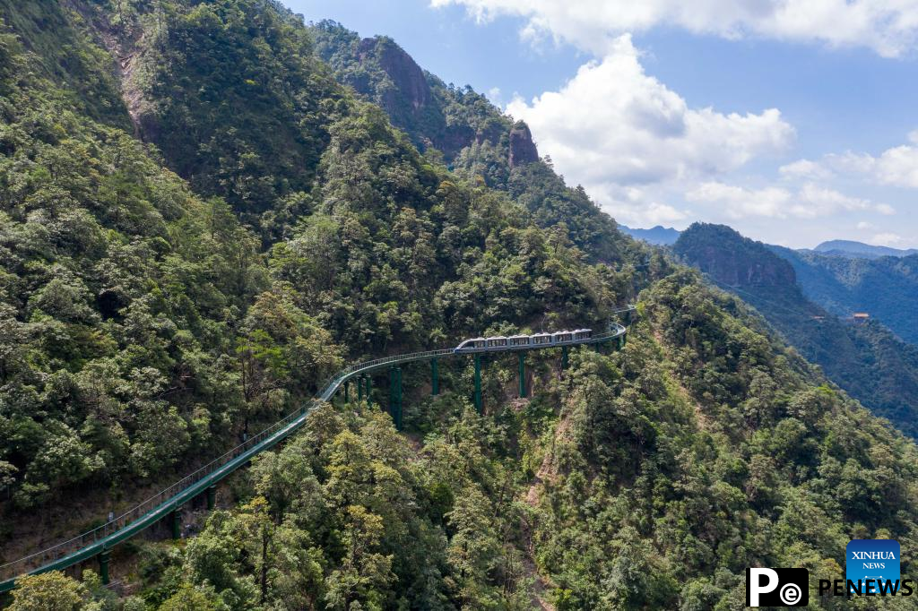 "Cliff shuttle trains" to provide unparalleled travel experience in east China