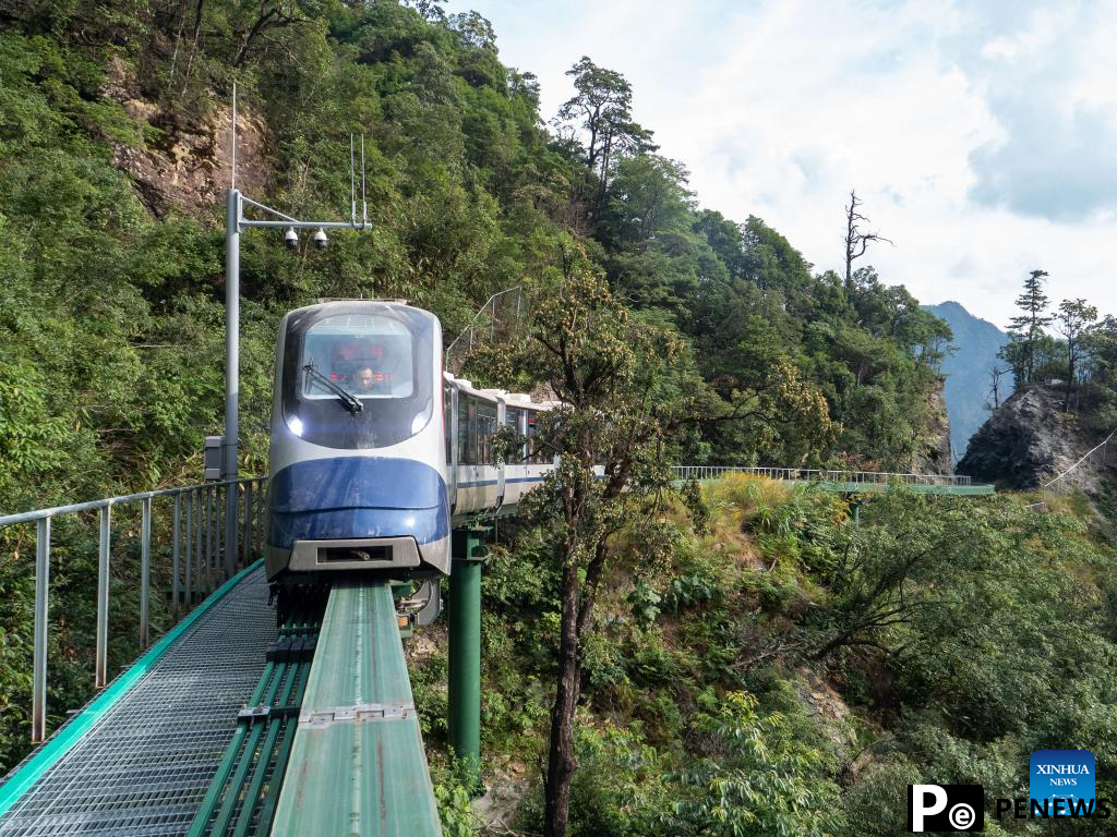 "Cliff shuttle trains" to provide unparalleled travel experience in east China