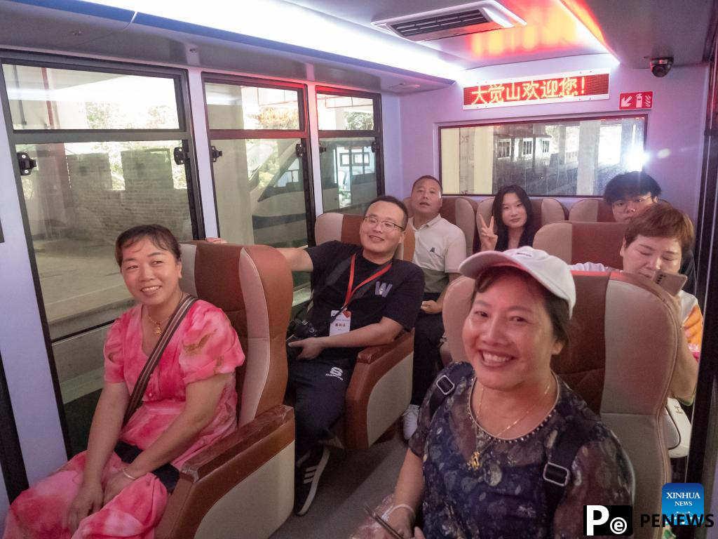 "Cliff shuttle trains" to provide unparalleled travel experience in east China