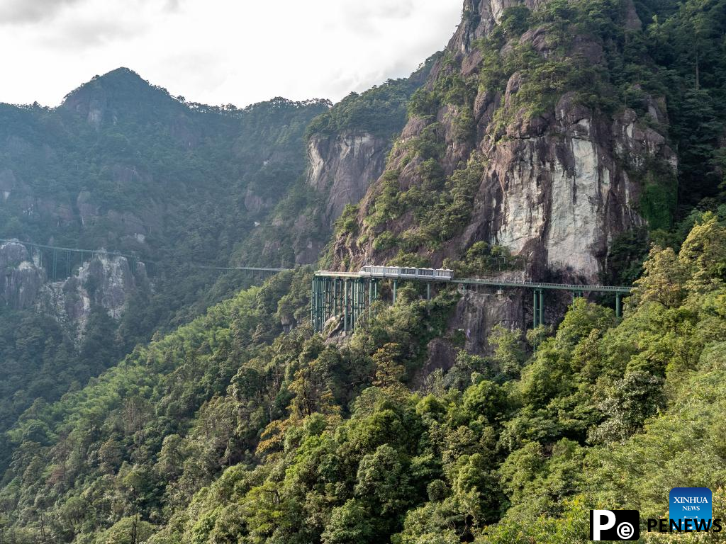 "Cliff shuttle trains" to provide unparalleled travel experience in east China