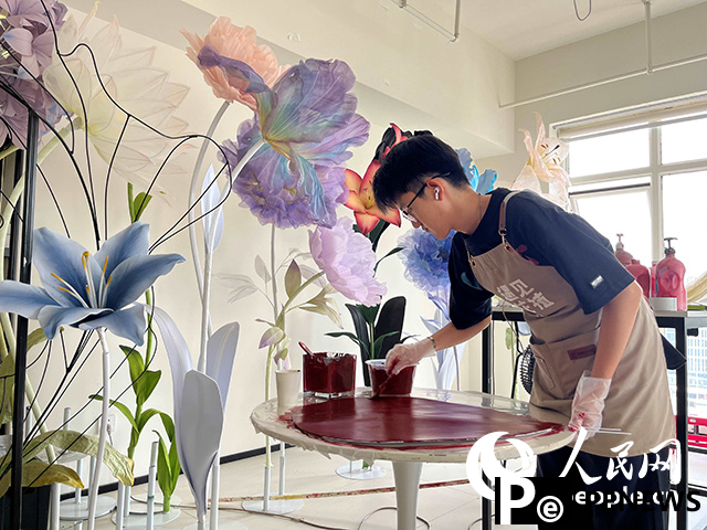 Company cultivates flourishing flower business in SW China