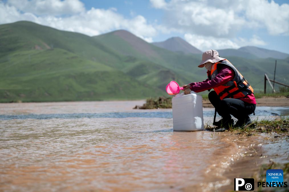Chinese scientists work during expedition in Sanjiangyuan area