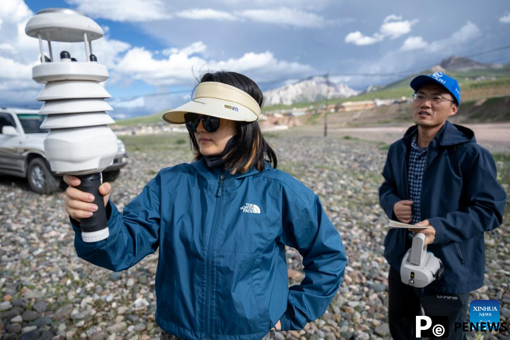 Chinese scientists work during expedition in Sanjiangyuan area
