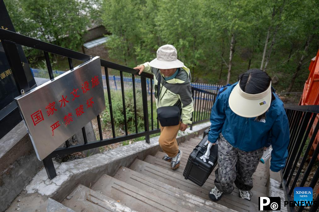 Chinese scientists work during expedition in Sanjiangyuan area