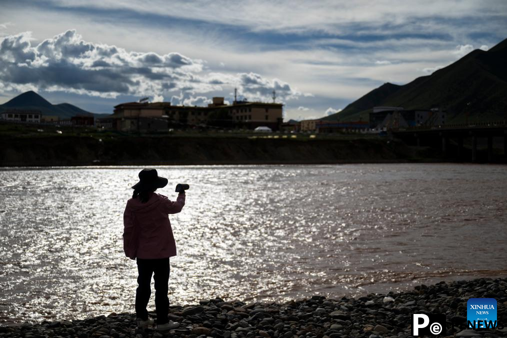 Chinese scientists work during expedition in Sanjiangyuan area