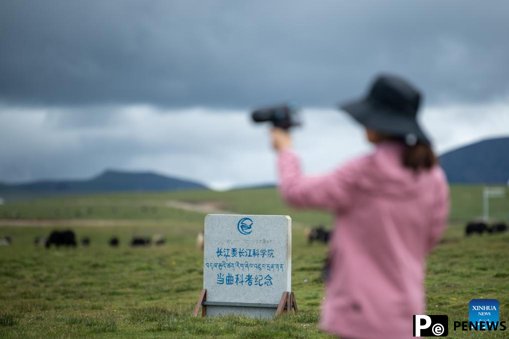 Chinese scientists work during expedition in Sanjiangyuan area