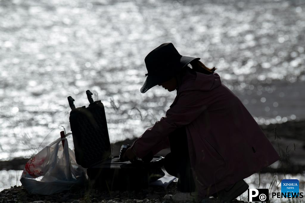 Chinese scientists work during expedition in Sanjiangyuan area