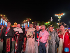 Foreign tourists enjoy cultural experiences in NW China’s Xi’an