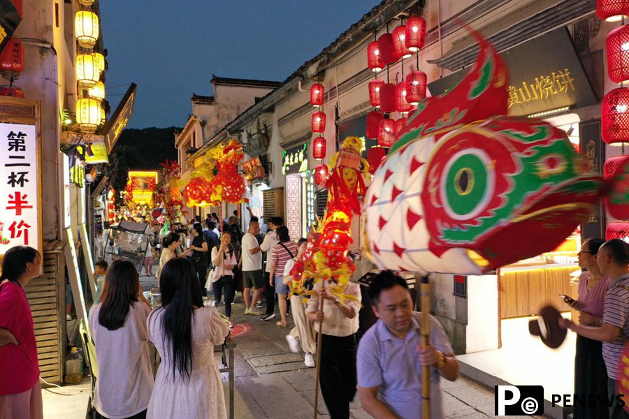 Traditional fish-shaped lanterns light up night economy in Yixian county, E China’s Anhui