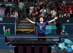 China's Fan survives stern Olympic quarterfinal test