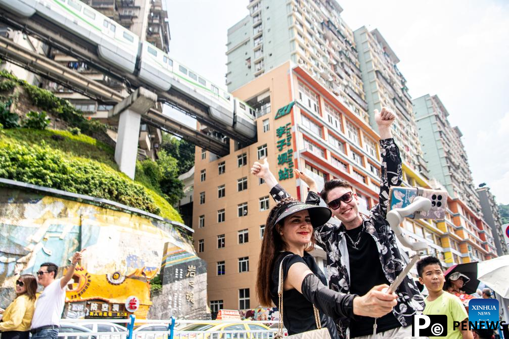 International students enjoy "China Travel" in Chongqing