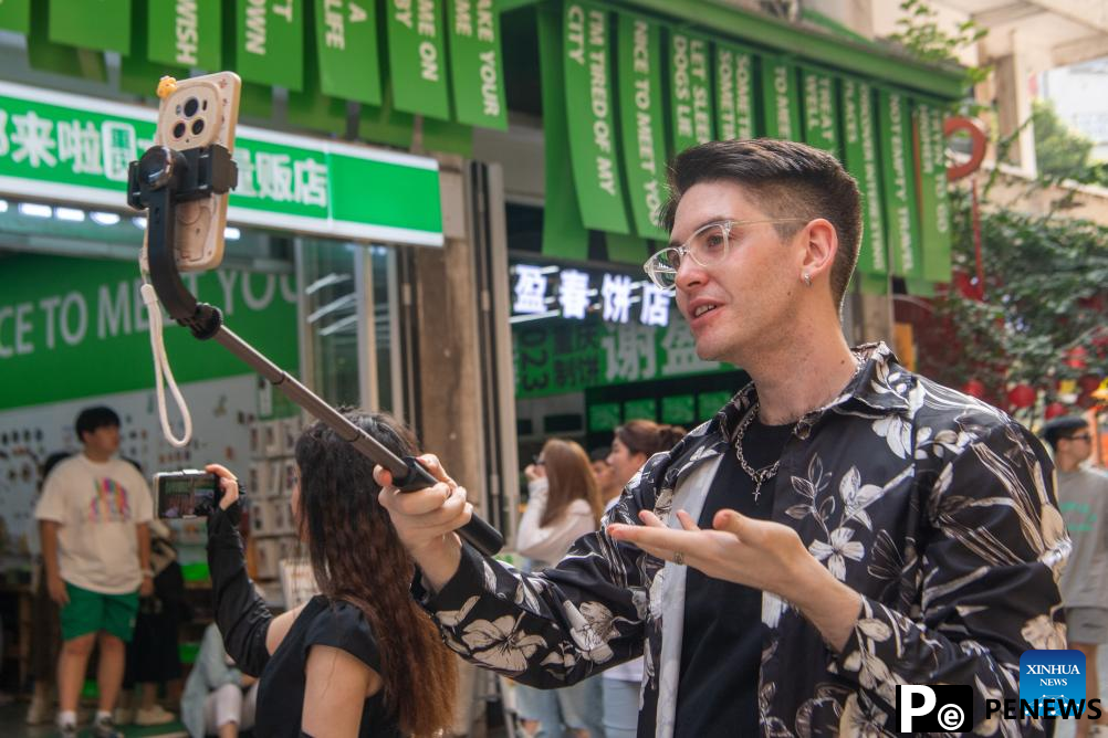 International students enjoy "China Travel" in Chongqing
