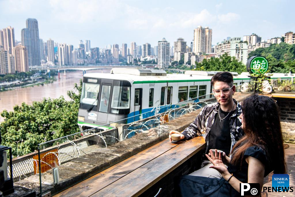 International students enjoy "China Travel" in Chongqing