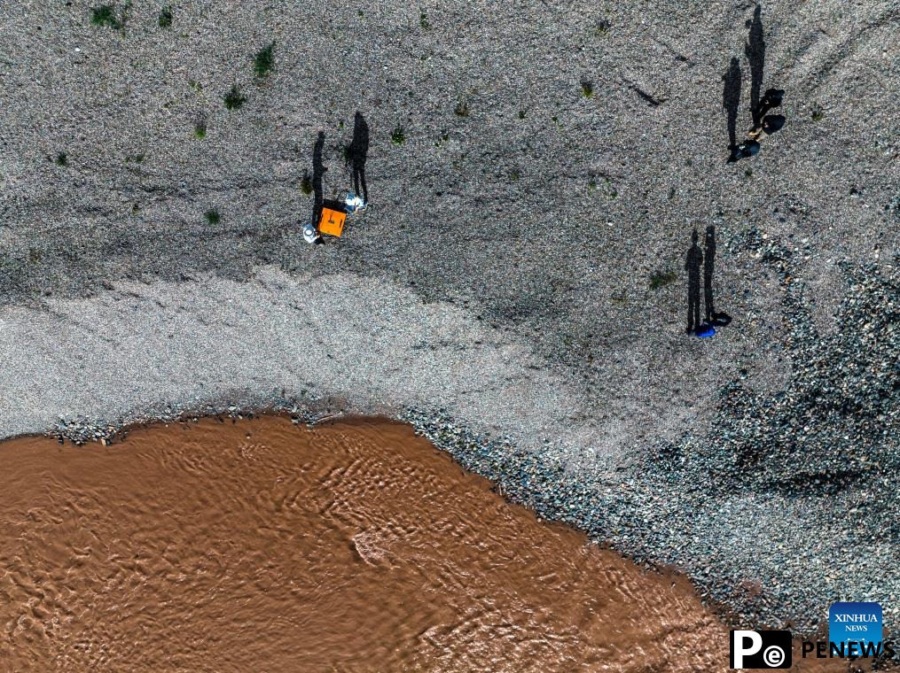 Chinese expedition team braves river headwaters