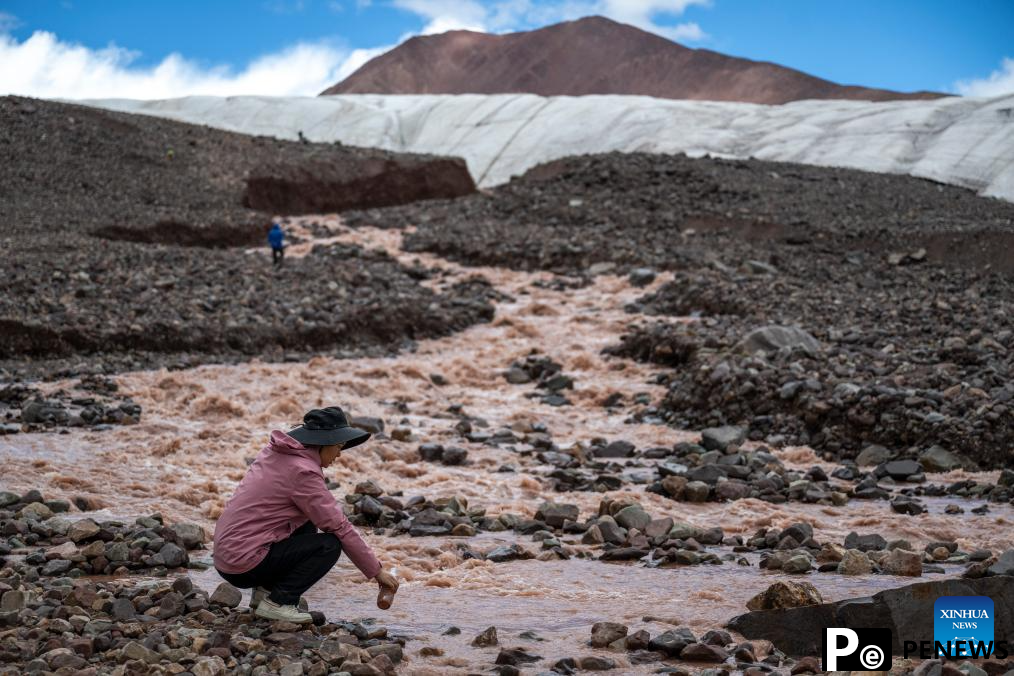 Chinese expedition team braves river headwaters