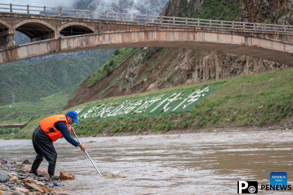 Chinese expedition team braves river headwaters