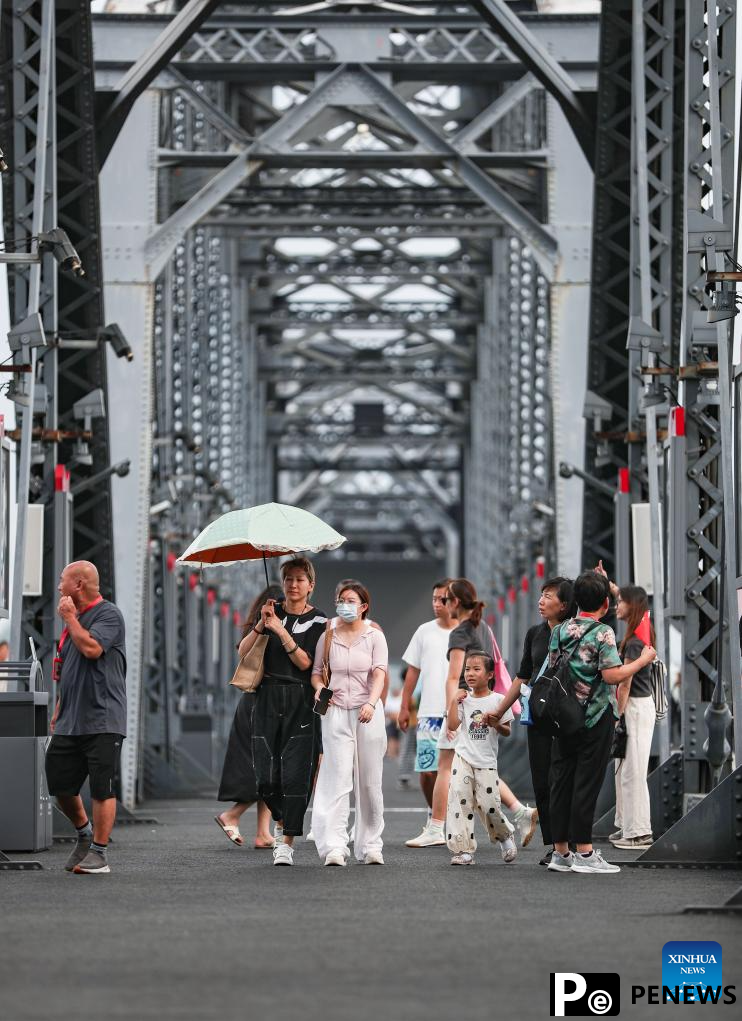 Tourism service resumes in Dandong, China