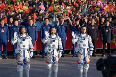 17 mission astronauts with medals