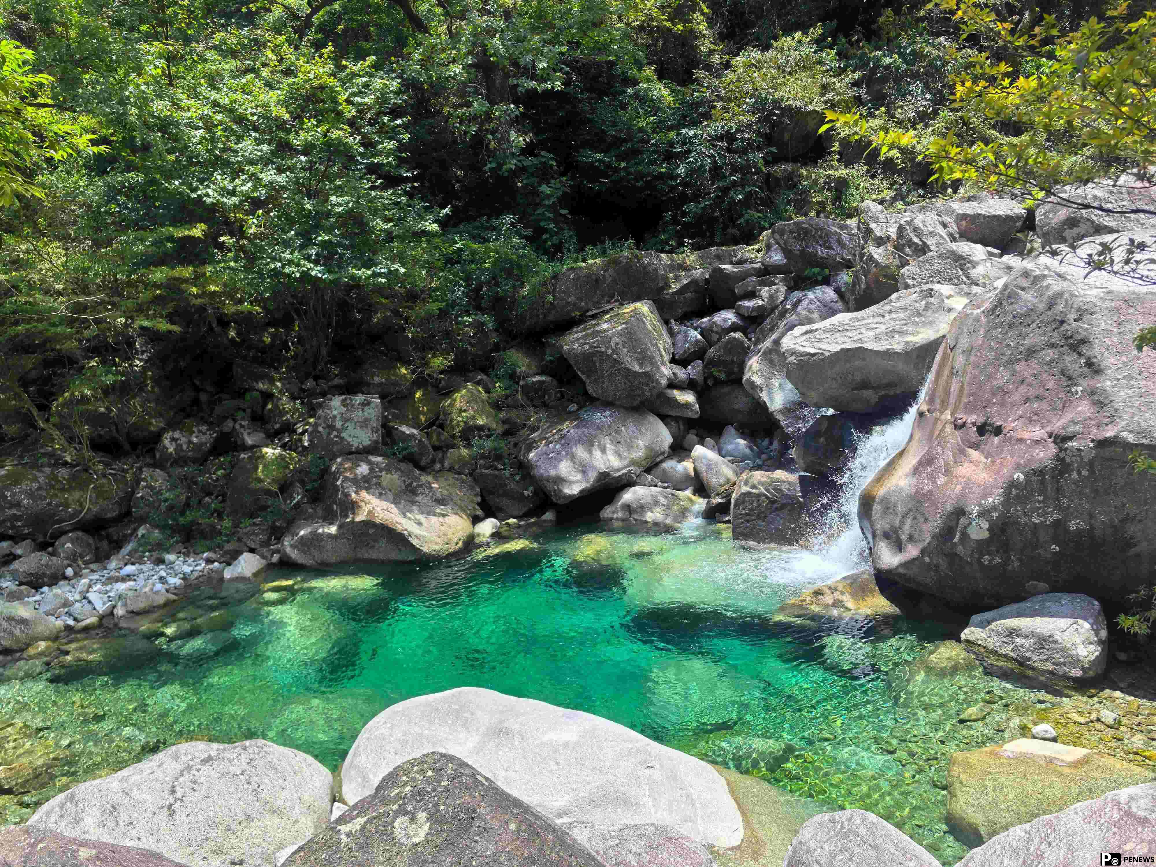 Tourists enjoy the crystal clear "jelly-water" in S China