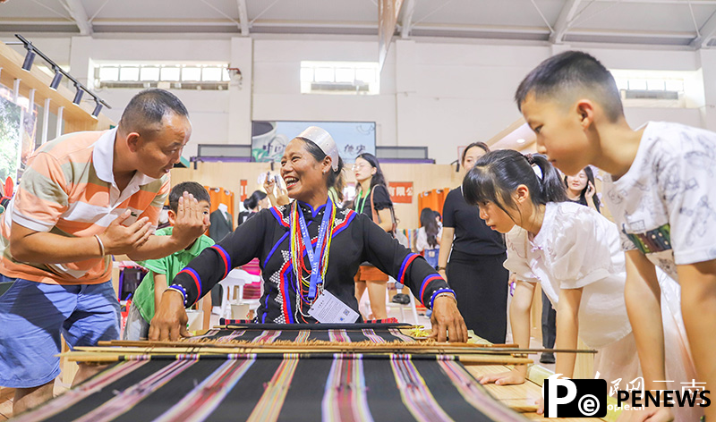 Wa brocade gains wider popularity using coffee grounds as raw material