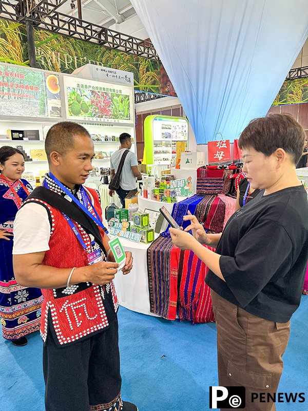 Wa brocade gains wider popularity using coffee grounds as raw material