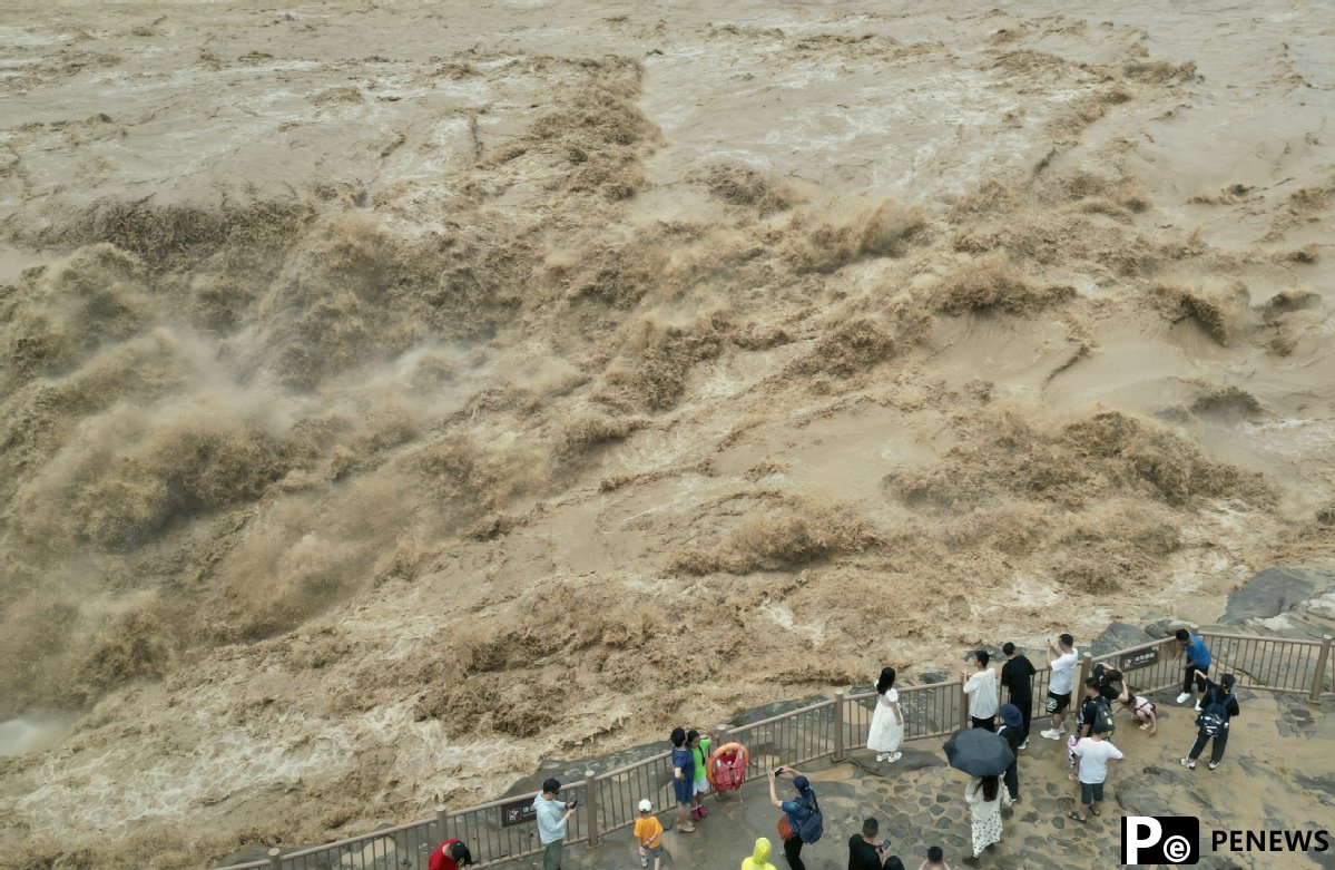 Hukou Waterfall on Yellow River amazes tourists