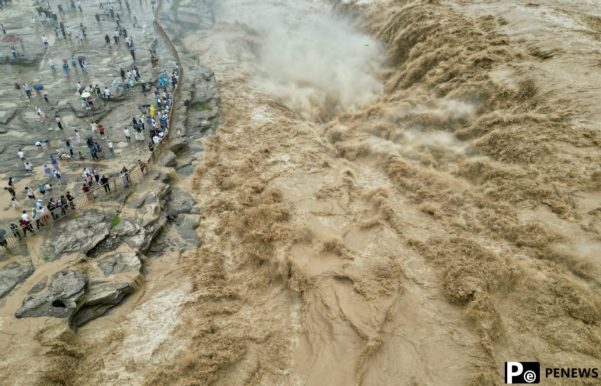 Hukou Waterfall on Yellow River amazes tourists