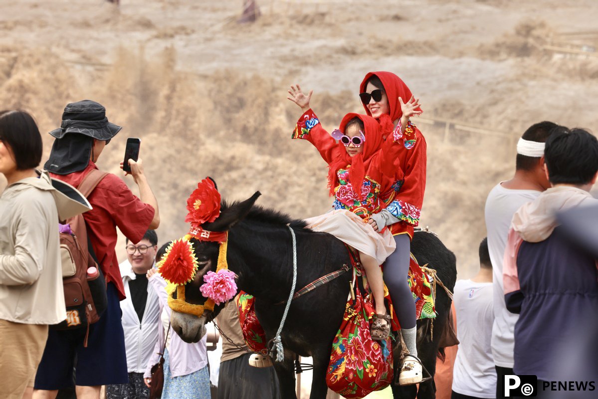 Hukou Waterfall on Yellow River amazes tourists