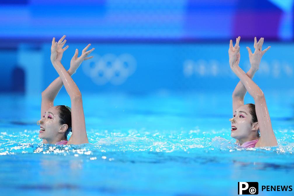 Chinese twin sisters lead duet technical in artistic swimming
