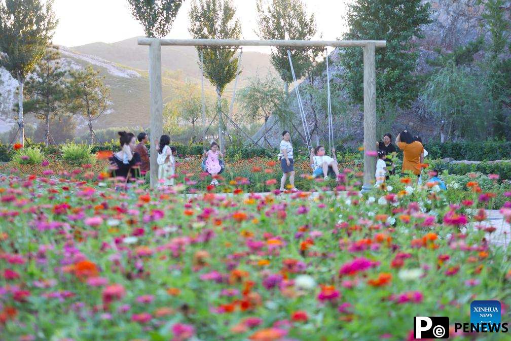 Quarry-transformed mountain park in Beipiao provides summer resort for visitors in Liaoning