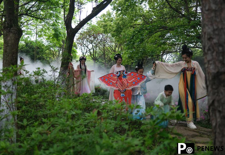Chinese designs boost Hanfu sales in summer