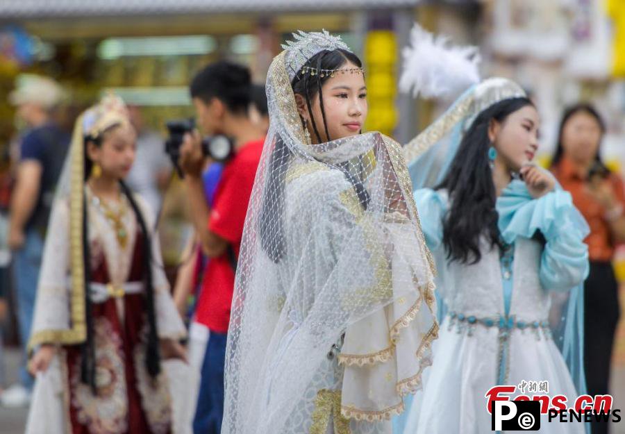 Ethnic costumes offer visitors fresh experience in Xinjiang