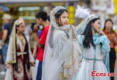Ethnic costumes offer visitors fresh experience in Xinjiang