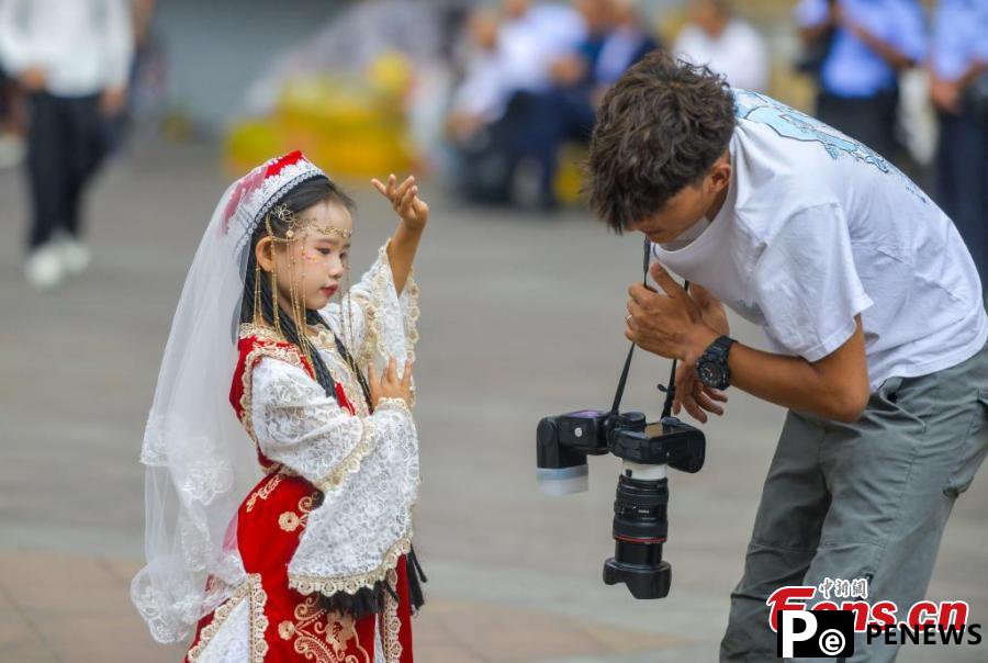Ethnic costumes offer visitors fresh experience in Xinjiang