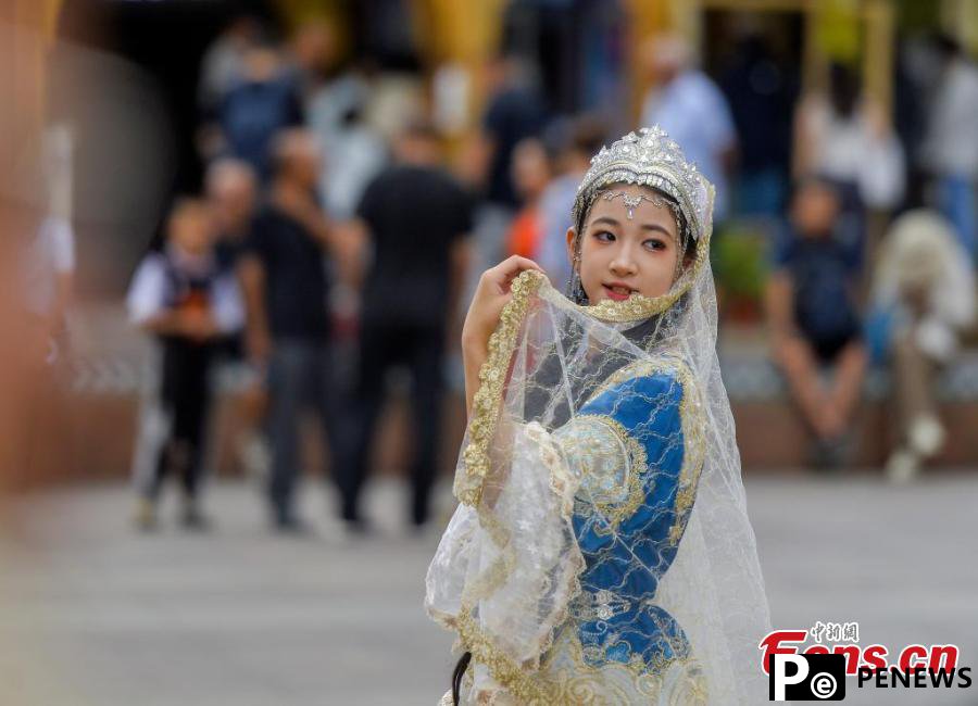 Ethnic costumes offer visitors fresh experience in Xinjiang