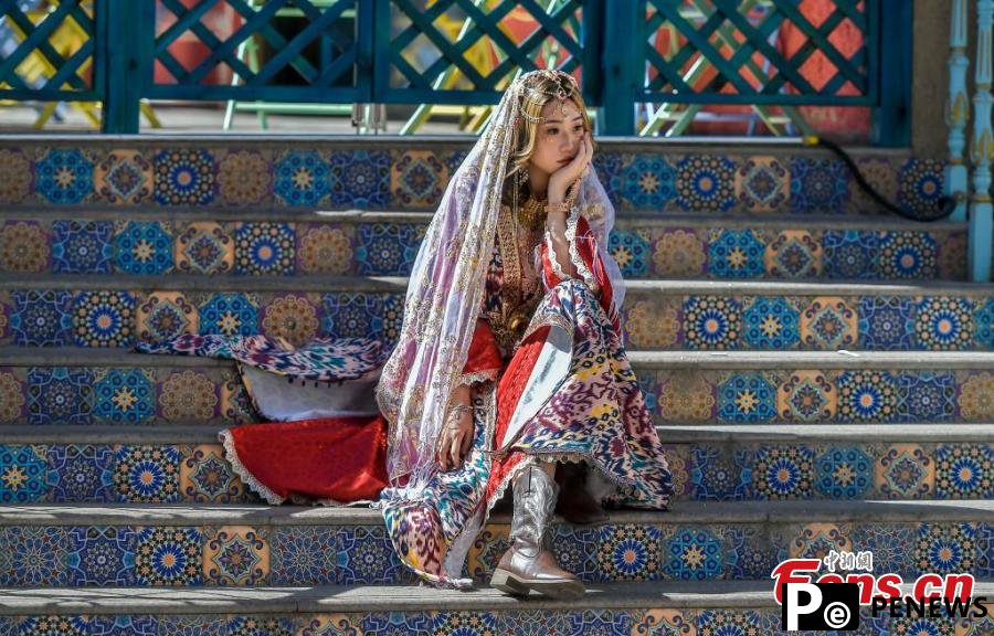 Ethnic costumes offer visitors fresh experience in Xinjiang