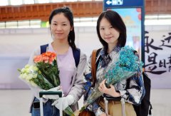 Meet Kunming South Railway Station in SW China’s Yunnan, where travelers can conveniently purchase fresh-cut flowers