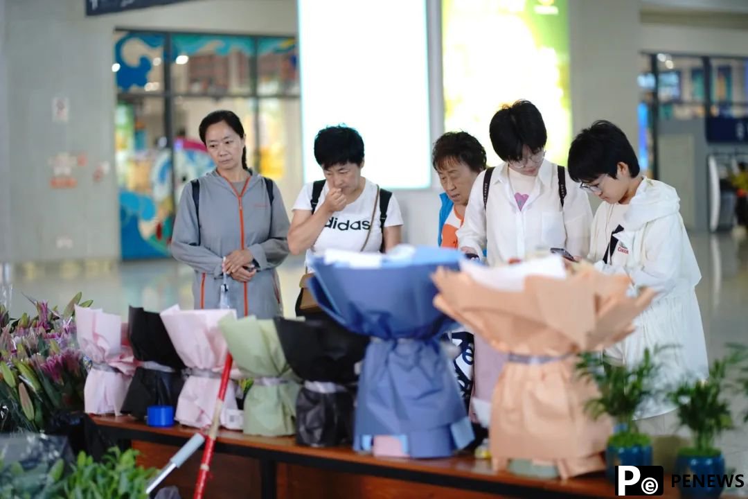 Meet Kunming South Railway Station in SW China’s Yunnan, where travelers can conveniently purchase fresh-cut flowers