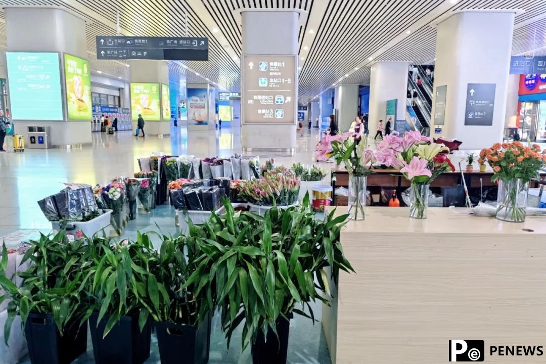 Meet Kunming South Railway Station in SW China’s Yunnan, where travelers can conveniently purchase fresh-cut flowers