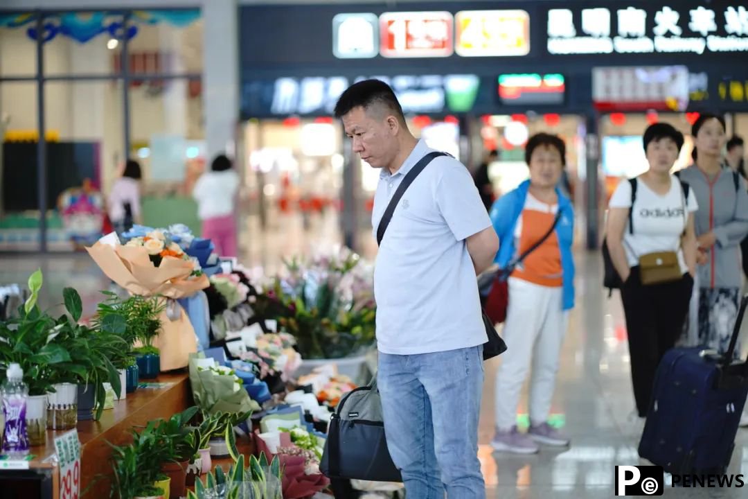 Meet Kunming South Railway Station in SW China’s Yunnan, where travelers can conveniently purchase fresh-cut flowers