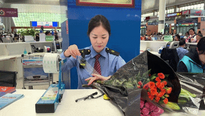 Meet Kunming South Railway Station in SW China’s Yunnan, where travelers can conveniently purchase fresh-cut flowers