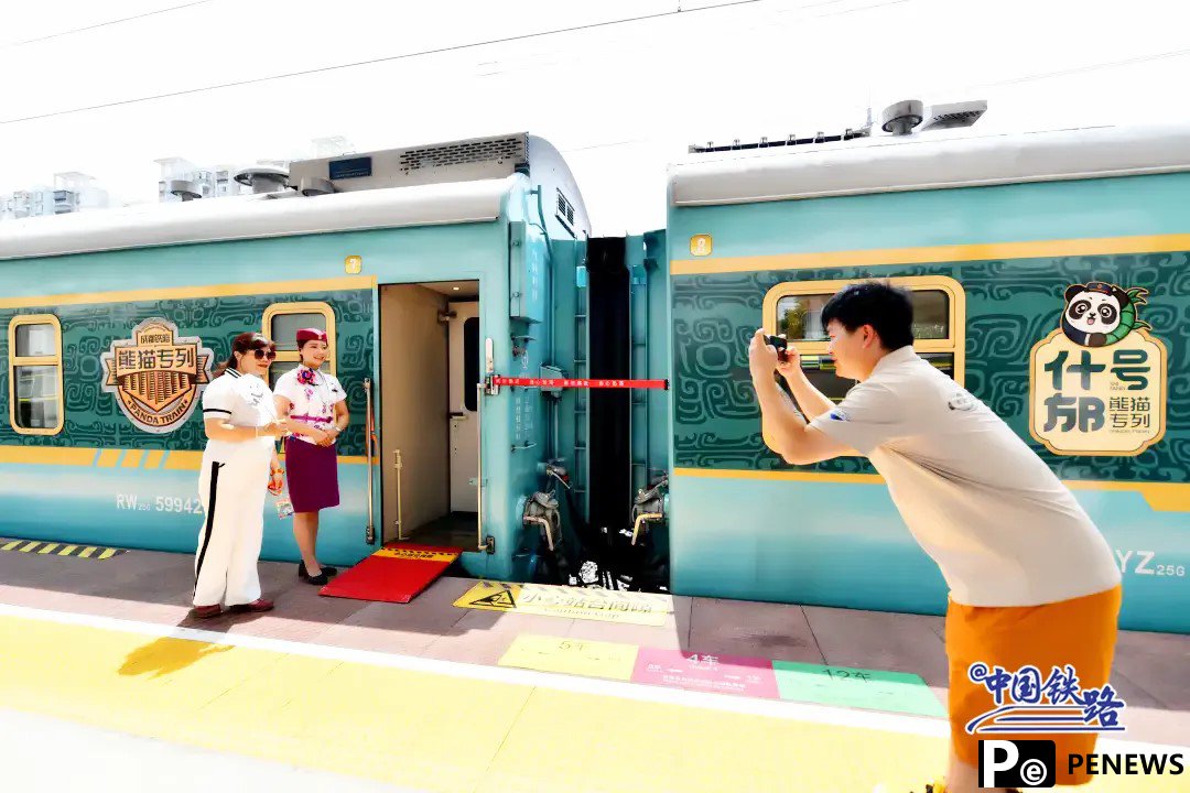 ＂Panda train＂ in China brings new travel experience to tourists