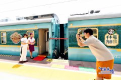 ＂Panda train＂ in China brings new travel experience to tourists