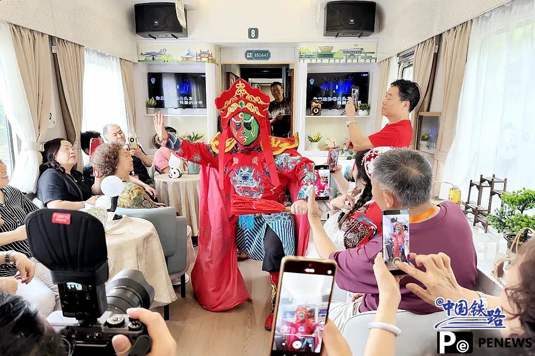 ＂Panda train＂ in China brings new travel experience to tourists