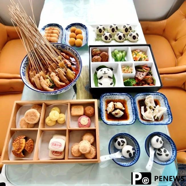＂Panda train＂ in China brings new travel experience to tourists